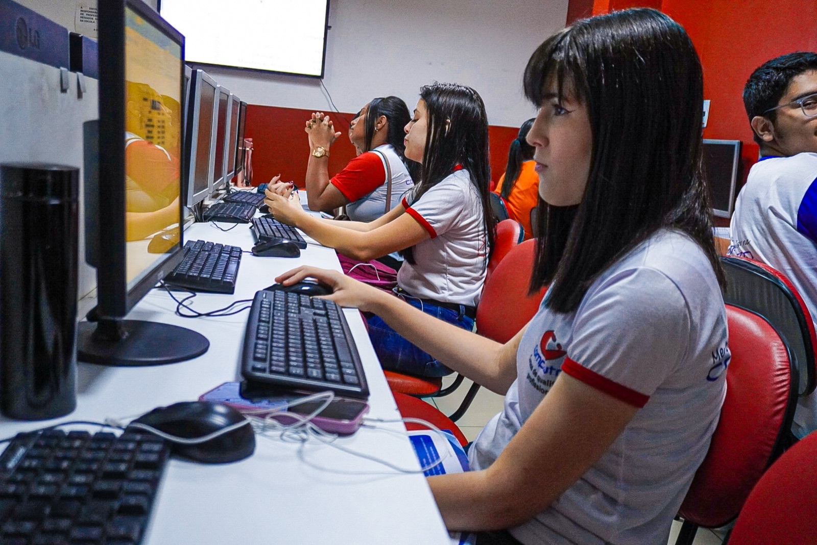 Alunos da Computron em laboratório de informática
