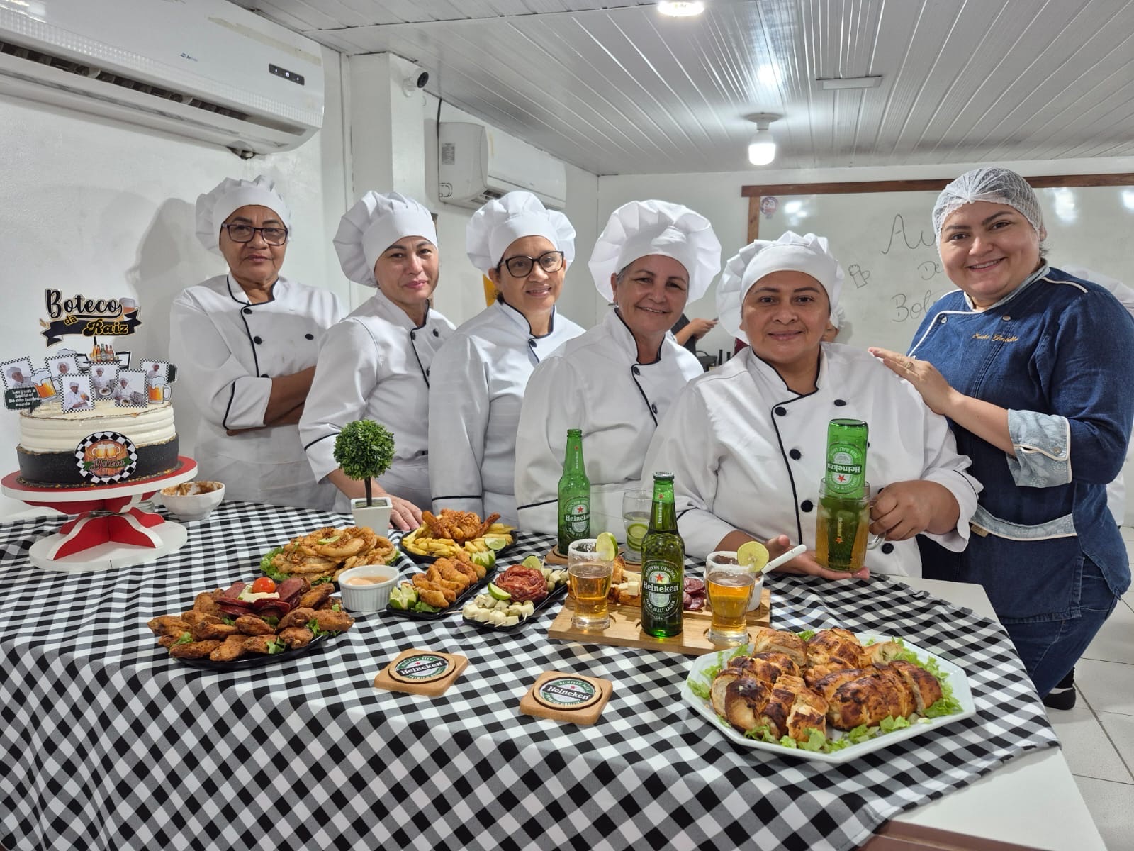 Turma de gastronomia da Computron apresentando os pratos preparados em aula